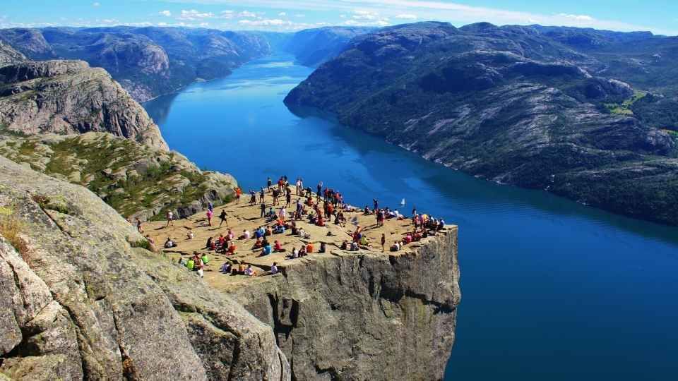 Pujar al Preikestolen