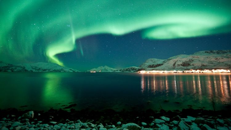 Auroras en Laponia Noruega Puente Diciembre
