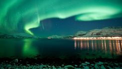 Auroras en Laponia Noruega Puente Diciembre